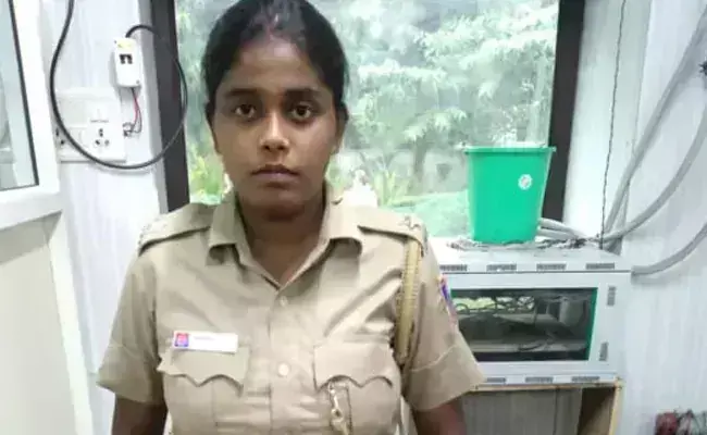 दिल्ली पुलिस के ASI की असली वर्दी पहने नकली पुलिसवाली पकड़ी गई, धड़ाधड़ काट रही थी चालान... दिल्ली पुलिस के ASI की असली वर्दी पहने नकली पुलिसवाली पकड़ी गई, धड़ाधड़ काट रही थी चालान...