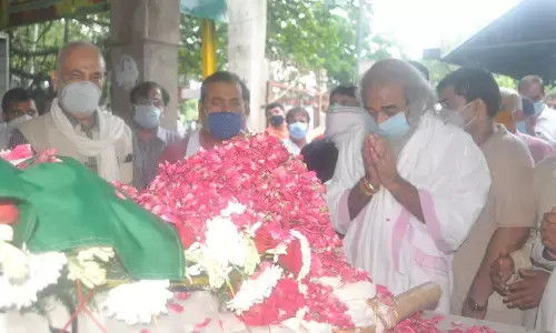 рд╢реНрд░реГрджреНрдзрд╛рдВрдЬрд▓рд┐ рд░рд╛рдЬреАрд╡ рддреНрдпрд╛рдЧреА рдЬреА, рдЖрдк рджрд▓рд╛рд▓ рдореАрдбрд┐рдпрд╛ рдХреЗ рд╡реИрдЪрд╛рд░рд┐рдХ рдЬрд╣рд░ рдХрд╛ рд╢рд┐рдХрд╛рд░ рд╣реЛ рдЧрдпреЗ рд╢реНрд░реГрджреНрдзрд╛рдВрдЬрд▓рд┐ рд░рд╛рдЬреАрд╡ рддреНрдпрд╛рдЧреА рдЬреА, рдЖрдк рджрд▓рд╛рд▓ рдореАрдбрд┐рдпрд╛ рдХреЗ рд╡реИрдЪрд╛рд░рд┐рдХ рдЬрд╣рд░ рдХрд╛ рд╢рд┐рдХрд╛рд░ рд╣реЛ рдЧрдпреЗ