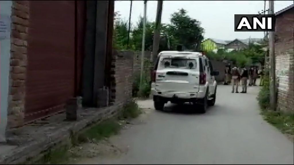 जम्मू-कश्मीर के नौगाम में पुलिस पार्टी पर आतंकी हमला, दो जवान शहीद जम्मू-कश्मीर के नौगाम में पुलिस पार्टी पर आतंकी हमला, दो जवान शहीद