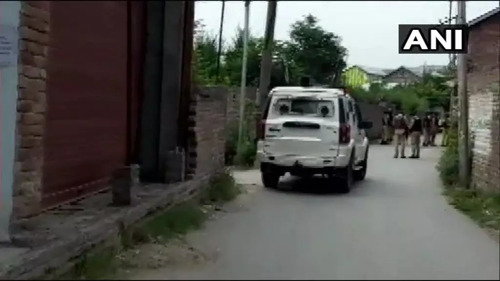 जम्मू-कश्मीर के नौगाम में पुलिस पार्टी पर आतंकी हमला, दो जवान शहीद