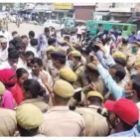 कानपुर किडनैपिंग और मर्डर केस : न्याय की मांग को लेकर पैदल लखनऊ निकले संजीत यादव के परिजन, पुलिस से हुई झड़प कानपुर किडनैपिंग और मर्डर केस : न्याय की मांग को लेकर पैदल लखनऊ निकले संजीत यादव के परिजन, पुलिस से हुई झड़प