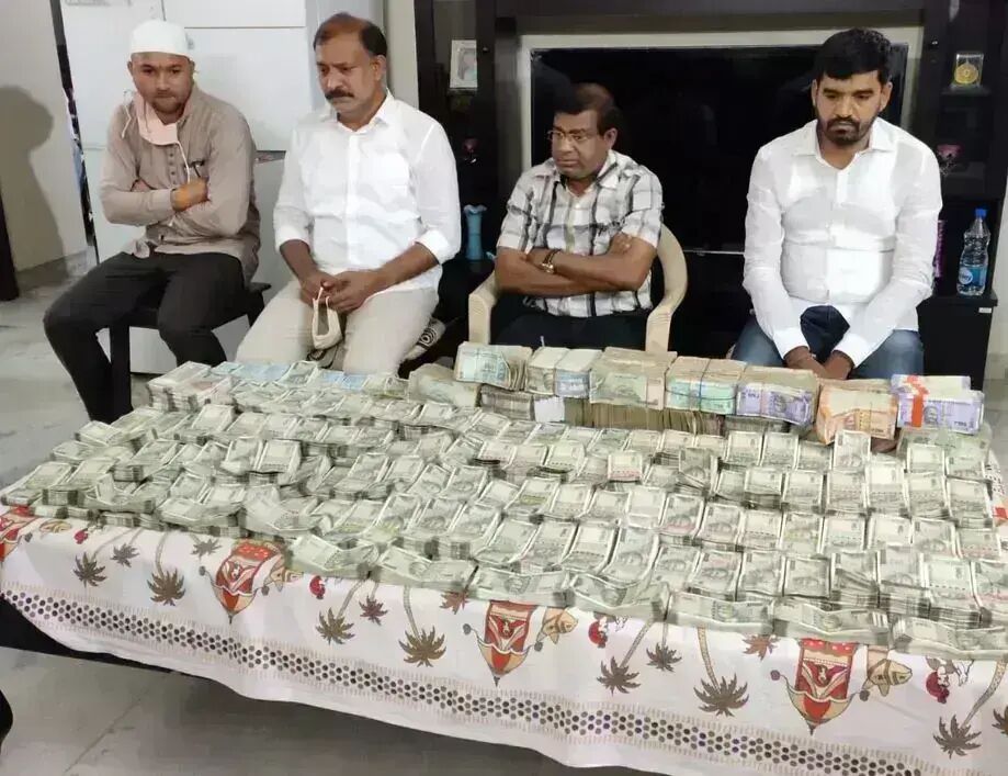 तहसीलदार के घर पड़ा ACB का छापा, रिश्वत का इतना पैसा मिला कि लग गया ढेर तहसीलदार के घर पड़ा ACB का छापा, रिश्वत का इतना पैसा मिला कि लग गया ढेर