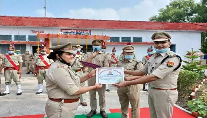 शामली एसपी ने पुलिस लाईन में किया गया ध्वजारोहण, परेड द्वारा दी गई सलामी, सराहनीय कार्यो के लिए किया पुलिसकर्मियों को सम्मानित