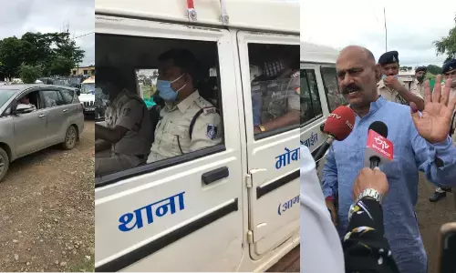 विधायक विजय मिश्रा को लेकर निकली मध्यप्रदेश पुलिस, बुलेरो में है सवार! विधायक विजय मिश्रा को लेकर निकली मध्यप्रदेश पुलिस, बुलेरो में है सवार!