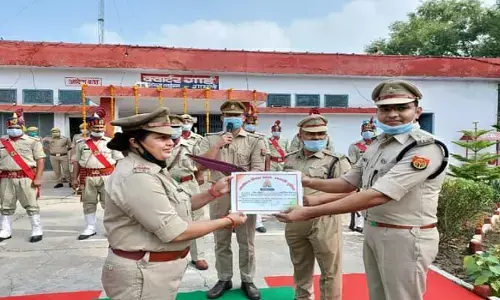 शामली एसपी ने पुलिस लाईन में किया गया ध्वजारोहण, परेड द्वारा दी गई सलामी, सराहनीय कार्यो के लिए किया पुलिसकर्मियों को सम्मानित