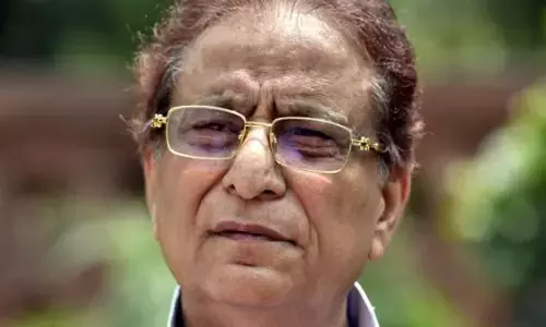 सपा सांसद आजम खान की बढ़ी मुश्किलें, जेल में VIP ट्रीटमेंट मिलने के मामले पर बैठी जांच सपा सांसद आजम खान की बढ़ी मुश्किलें, जेल में VIP ट्रीटमेंट मिलने के मामले पर बैठी जांच