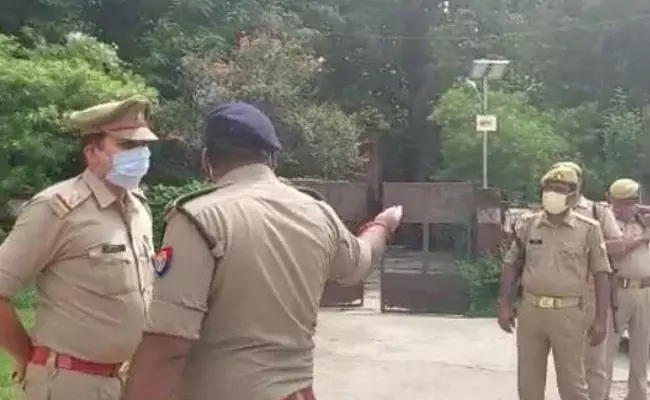 UP में 13 वर्षीय लड़की के साथ हैवानियत, पुलिस ने आंखें बाहर निकलने और जीभ काटने की बात को किया खारिज
