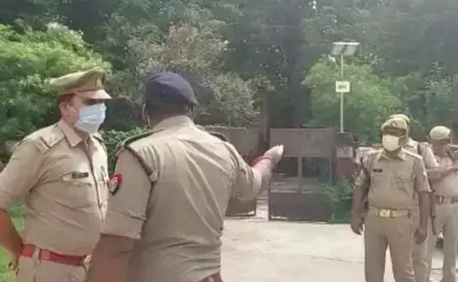 UP में 13 वर्षीय लड़की के साथ हैवानियत, पुलिस ने आंखें बाहर निकलने और जीभ काटने की बात को किया खारिज