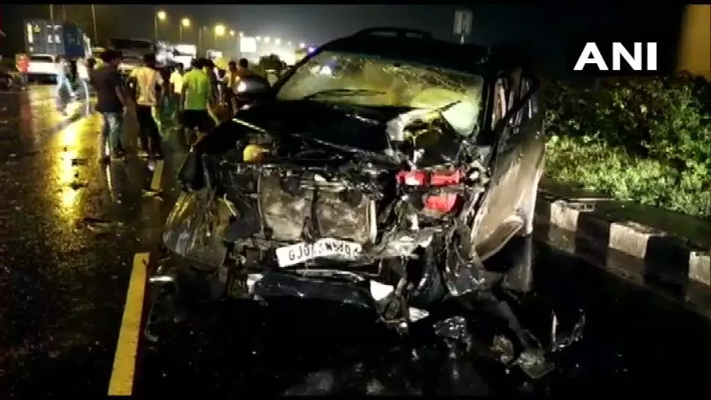 गुजरात में भीषण हादसा, दो कारें आपस में टकराईं, पांच की मौके पर मौत, 4 गंभीर