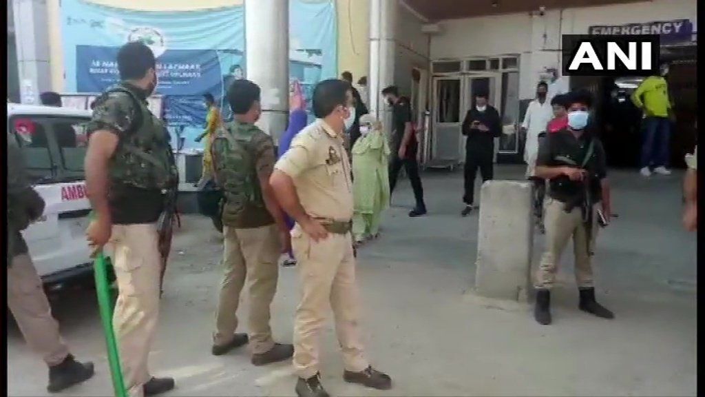 J&K: बारामूला में आतंकी हमले में CRPF के दो जवान और एक पुलिस जवान शहीद J&K: बारामूला में आतंकी हमले में CRPF के दो जवान और एक पुलिस जवान शहीद