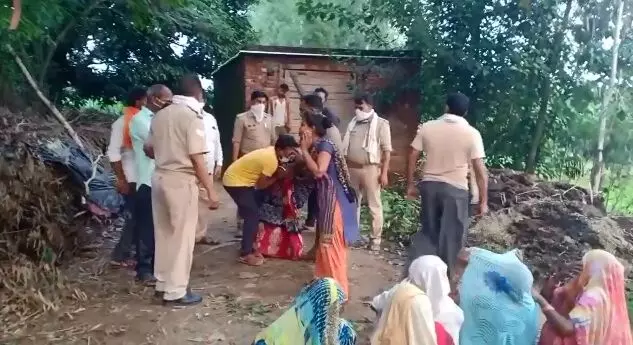 बिजनौर में पेड़ से लटका मिला छात्र का शव, परिजनों का रो रोकर बुरा हाल