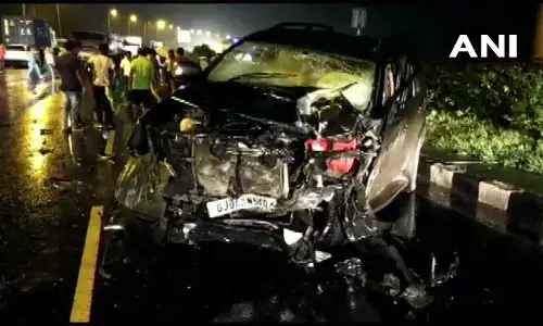 गुजरात में भीषण हादसा, दो कारें आपस में टकराईं, पांच की मौके पर मौत, 4 गंभीर गुजरात में भीषण हादसा, दो कारें आपस में टकराईं, पांच की मौके पर मौत, 4 गंभीर