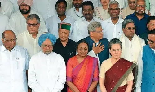 अपनी भूतपूर्व कारगुजारियों के चक्कर में विपक्ष सरकार से जनहित के सवाल करने में भी शर्माता अपनी भूतपूर्व कारगुजारियों के चक्कर में विपक्ष सरकार से जनहित के सवाल करने में भी शर्माता