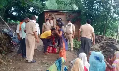 बिजनौर में पेड़ से लटका मिला छात्र का शव, परिजनों का रो रोकर बुरा हाल बिजनौर में पेड़ से लटका मिला छात्र का शव, परिजनों का रो रोकर बुरा हाल