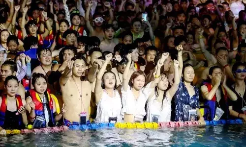 जिस वुहान से हुई थी Corona की शुरुआत, वहां चल रही है पूल पार्टी, न मास्क, न सोशल डिस्टेंसिंग! जिस वुहान से हुई थी Corona की शुरुआत, वहां चल रही है पूल पार्टी, न मास्क, न सोशल डिस्टेंसिंग!