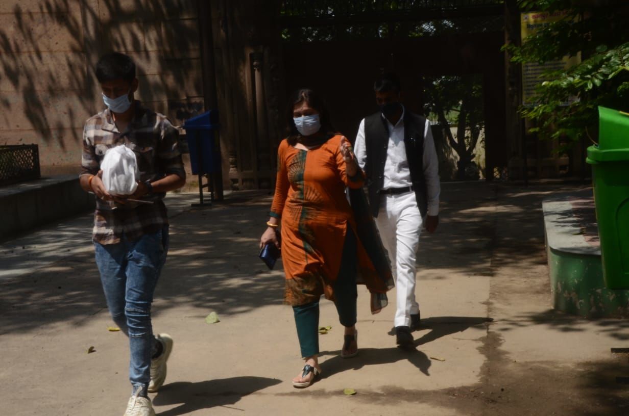 कानपुर के भैरव घाट से विकास दुबे की अस्थियां ले गयी पत्नी ऋचा कानपुर के भैरव घाट से विकास दुबे की अस्थियां ले गयी पत्नी ऋचा
