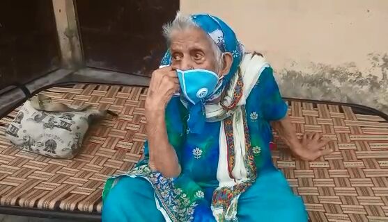 कलयुगी बेटी ने बुजुर्ग माँ को निकाला घर से बाहर कलयुगी बेटी ने बुजुर्ग माँ को निकाला घर से बाहर