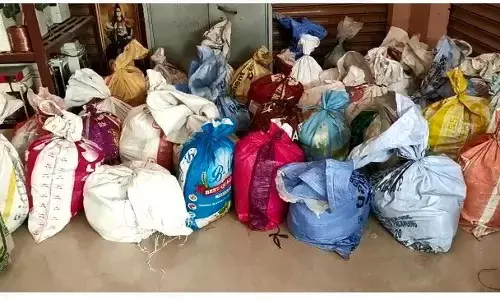 शामली: पूर्व विधायक व जिलाधिकारी शामली ने गरीब असहाय लोगों को किया राशन वितरण