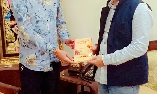 राजा मधुकर शाह पर लिखी पुस्तक सौपी प्रबल प्रताप सिंह तोमर को