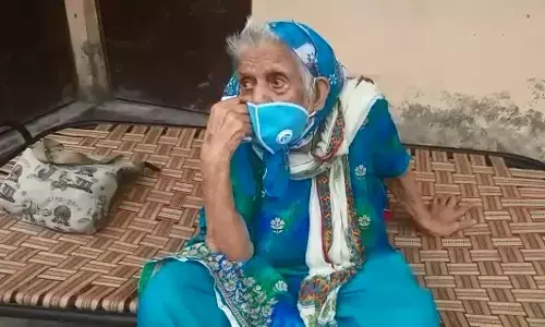 कलयुगी बेटी ने बुजुर्ग माँ को निकाला घर से बाहर