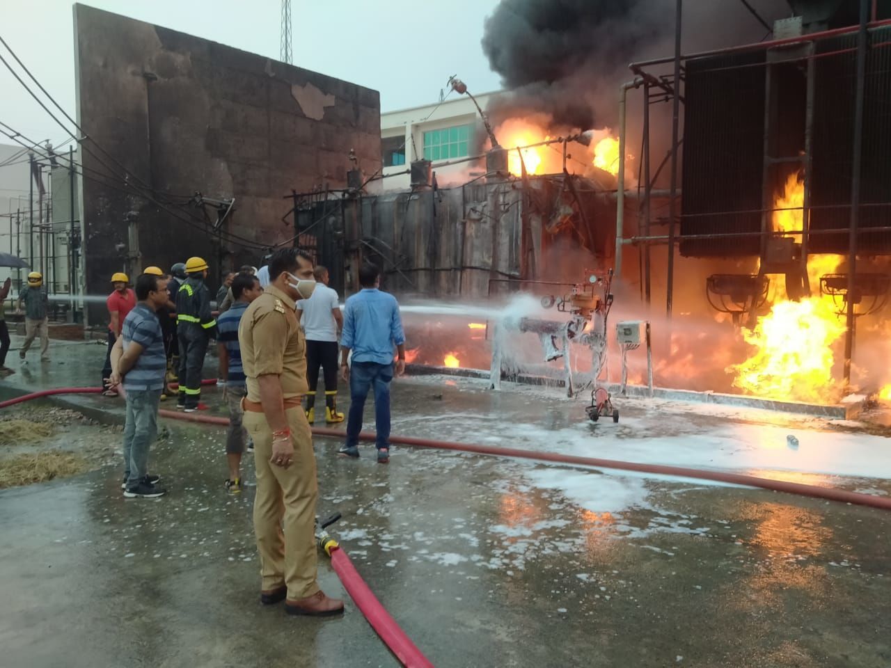 ग्रेटर नोएडा : मेट्रो के पॉवर हाउस में लगी भीषण आग, दमकल की गाड़ियां मौके पर मौजूद ग्रेटर नोएडा : मेट्रो के पॉवर हाउस में लगी भीषण आग, दमकल की गाड़ियां मौके पर मौजूद