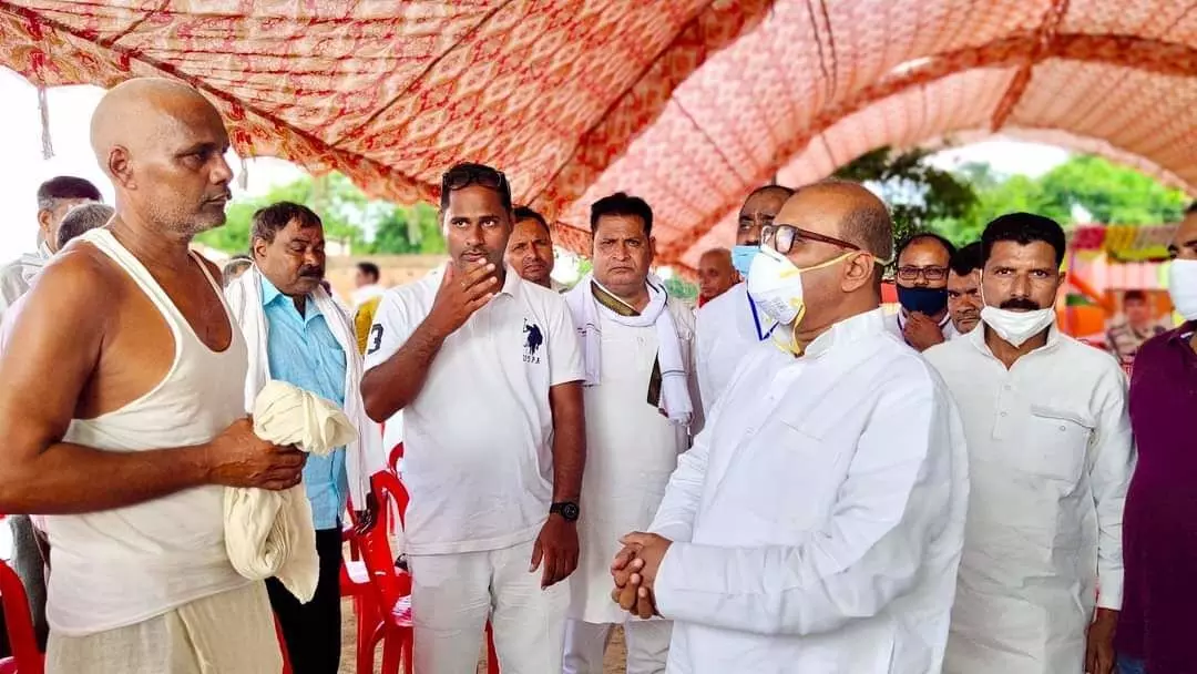 शहीद के घर पहुंचे सपा के कद्दावर नेता ललई यादव, जिलाजीत के बलिदान को किया नमन