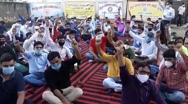 शामली : निजी करण को लेकर धरने पर बैठे विद्युत कर्मी शामली : निजी करण को लेकर धरने पर बैठे विद्युत कर्मी