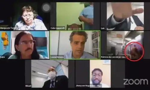 जूम पर वीडियो मीटिंग के दौरान कैमरा रह गया ऑन, संबंध बनाते दिखा कपल