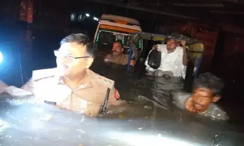 मथुरा ओवर ब्रिज के नीचे पानी में डूबी यात्रियों से भरी बस, सभी सुरक्षित, मथुरा पुलिस की हो रही है वाहवाह मथुरा ओवर ब्रिज के नीचे पानी में डूबी यात्रियों से भरी बस, सभी सुरक्षित, मथुरा पुलिस की हो रही है वाहवाह