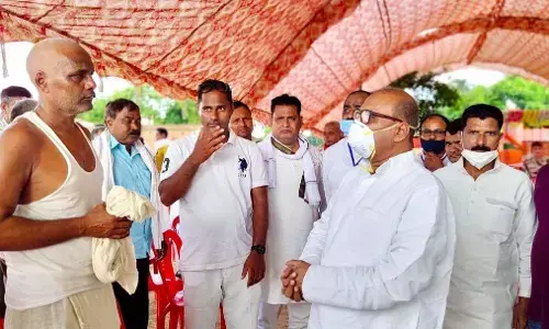 शहीद के घर पहुंचे सपा के कद्दावर नेता ललई यादव, जिलाजीत के बलिदान को किया नमन