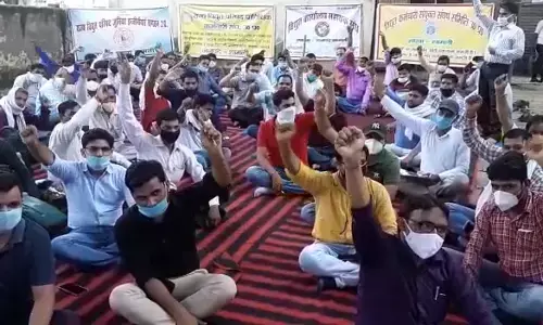 शामली : निजी करण को लेकर धरने पर बैठे विद्युत कर्मी शामली : निजी करण को लेकर धरने पर बैठे विद्युत कर्मी