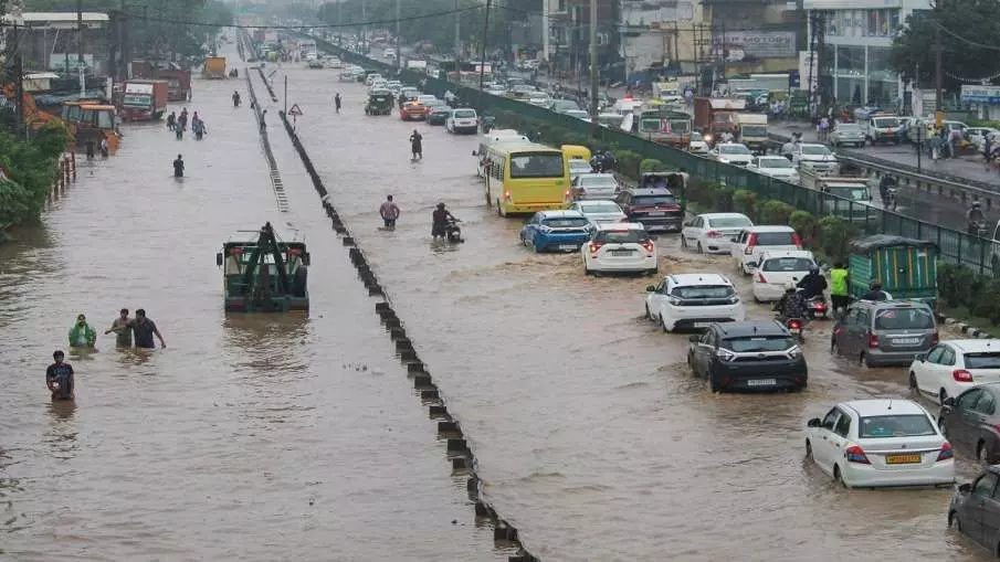 भारी बारिश से दिल्ली, गुरुग्राम और नोएडा में जनजीवन बुरी तरह प्रभावित, ट्रैफिक जाम की भी समस्या