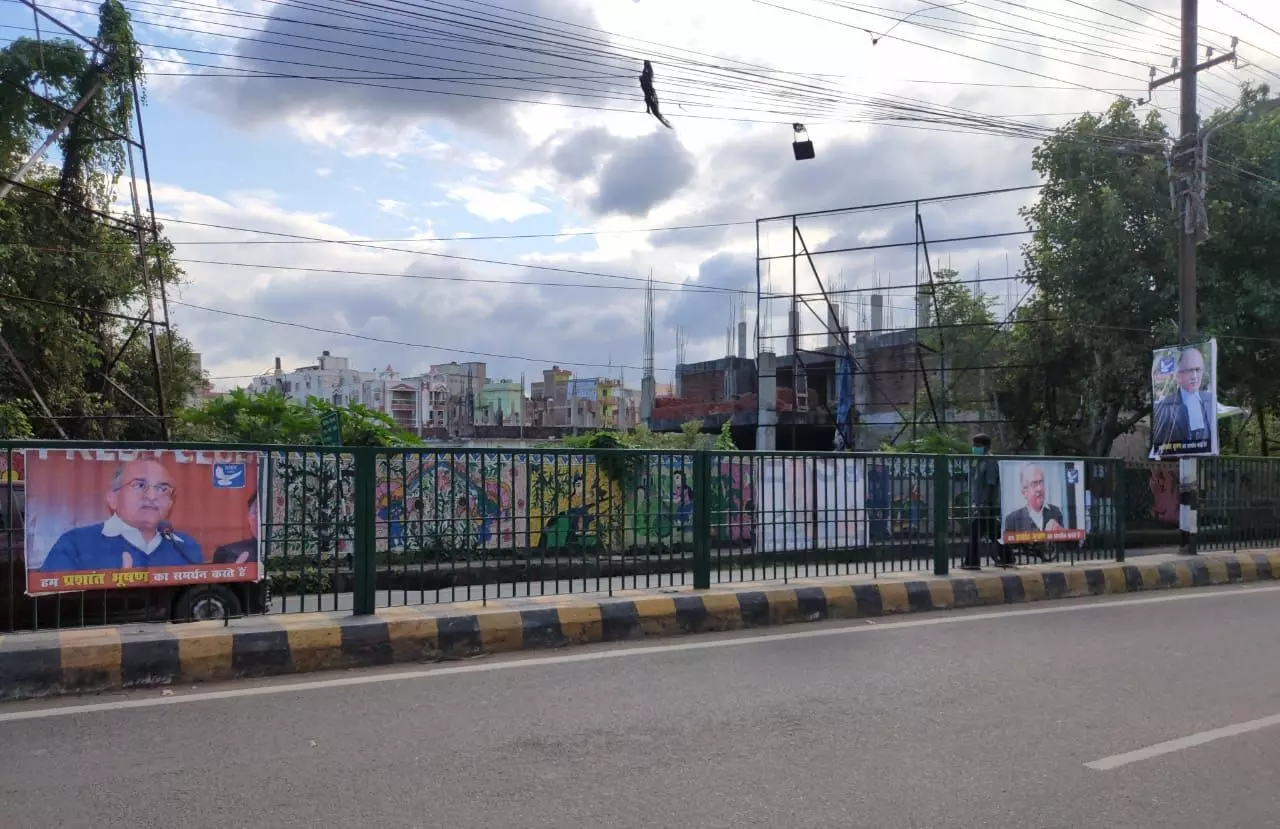 प्रशांत भूषण के समर्थन में पटना की सड़कों पर भी लगने लगे बैनर-पोस्टर