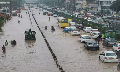 भारी बारिश से दिल्ली, गुरुग्राम और नोएडा में जनजीवन बुरी तरह प्रभावित, ट्रैफिक जाम की भी समस्या