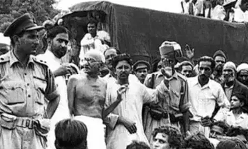 जब जज ने गाँधी से कहा था कि आप चंपारण छोड़ दे, तो में सजा नहीं दूंगा,क्या उसी तरह मामला प्रशांत भूषण का भी फंसा!