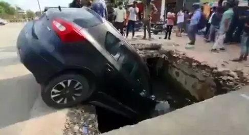नोएडा में नाले में गिरी कार, देखकर उड़े होश कैसे बचे लोग! नोएडा में नाले में गिरी कार, देखकर उड़े होश कैसे बचे लोग!