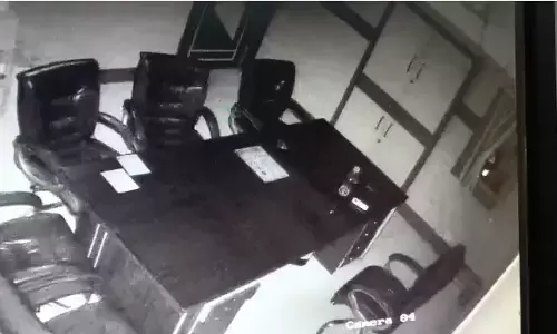 नोएडा में बेखौफ बदमाश कंपनी से लाखों का कैश लेकर फरार, CCTV में कैद हुई घटना नोएडा में बेखौफ बदमाश कंपनी से लाखों का कैश लेकर फरार, CCTV में कैद हुई घटना