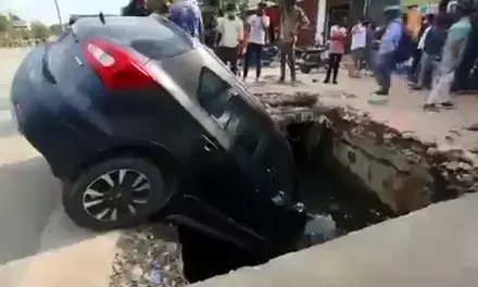 नोएडा में नाले में गिरी कार, देखकर उड़े होश कैसे बचे लोग!
