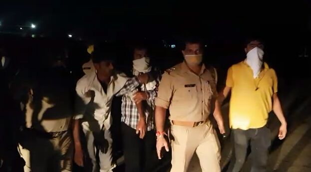 नॉलेज पार्क पुलिस ने लंबे समय से फरार चल रहे 25 हजार के इनामी बदमाश को मुठभेड़ के दौरान किया गिरफ्तार नॉलेज पार्क पुलिस ने लंबे समय से फरार चल रहे 25 हजार के इनामी बदमाश को मुठभेड़ के दौरान किया गिरफ्तार