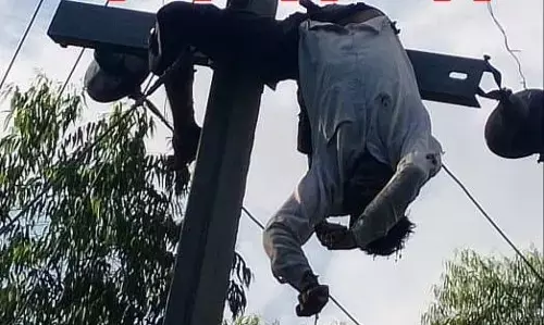 हाई वोल्टेज बिजली के करंट की चपेट मे आकर संविदा कर्मी युवक की दर्दनाक मौत, ग्रामीणों में जबरदस्त आक्रोश.... हाई वोल्टेज बिजली के करंट की चपेट मे आकर संविदा कर्मी युवक की दर्दनाक मौत, ग्रामीणों में जबरदस्त आक्रोश....