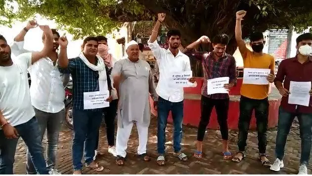 शामली: रालोद छात्र सभा के कार्यकर्ताओं ने कानून व्यवस्था ध्वस्त योगी बाबा मस्त दलाल यूरिया खाद की चोरी में मस्त