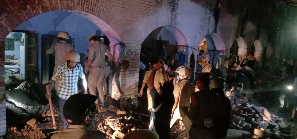 कानपुर में पुलिस लाइन की बैरक की छत गिरी, कई सिपाही दबे होने की आशंका कानपुर में पुलिस लाइन की बैरक की छत गिरी, कई सिपाही दबे होने की आशंका