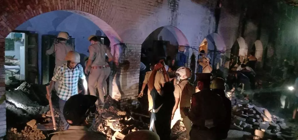 कानपुर में पुलिस लाइन की बैरक की छत गिरी, कई सिपाही दबे होने की आशंका