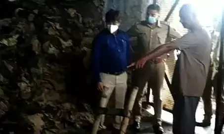 कानपुर: टेनरी में टैंक की सफाई करने उतरे दो मजदूरों की जहरीली गैस के रिसाव से मौत कानपुर: टेनरी में टैंक की सफाई करने उतरे दो मजदूरों की जहरीली गैस के रिसाव से मौत