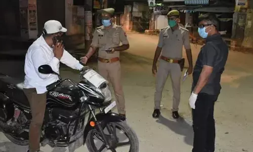 चेकिंग के दौरान एसएसपी ने मांगा विद्युतकर्मी से आईडी कार्ड, तो बिजली कर्मचारी के काम से हैरान हुए एसएसपी चेकिंग के दौरान एसएसपी ने मांगा विद्युतकर्मी से आईडी कार्ड, तो बिजली कर्मचारी के काम से हैरान हुए एसएसपी