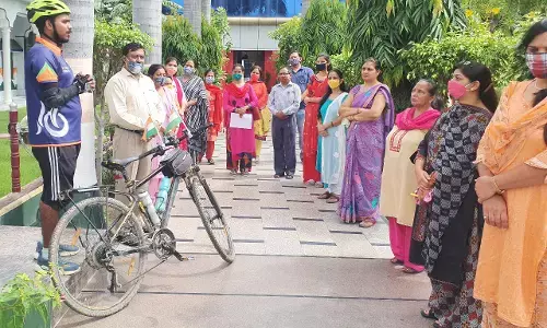 जैविक खेती का प्रचार करने के लिए देश की एक लाख ग्यारह हजार एक सौ ग्यारह किमी यात्रा करने का बीड़ा उठाया