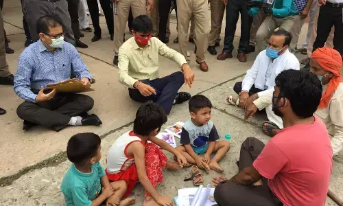 नोएडा में हाईवोल्टेज ड्रामा, जब डीएम और सीडीओ को जमीन पर ही बैठकर सुननी पड़ी बात नोएडा में हाईवोल्टेज ड्रामा, जब डीएम और सीडीओ को जमीन पर ही बैठकर सुननी पड़ी बात