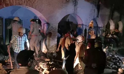 कानपुर में पुलिस लाइन की बैरक की छत गिरी, कई सिपाही दबे होने की आशंका कानपुर में पुलिस लाइन की बैरक की छत गिरी, कई सिपाही दबे होने की आशंका