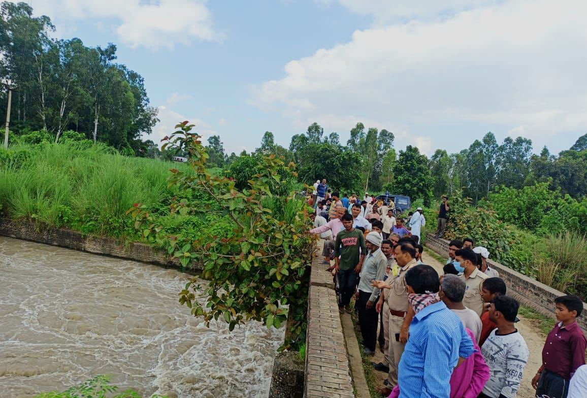 महिला ने तीन बच्चों संग नहर में लगाई छलांग महिला ने तीन बच्चों संग नहर में लगाई छलांग