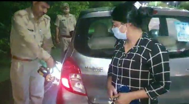 मुसीबत में बैठी महिला के लिए फरिश्ता बनकर आये पुलिस आयुक्त आलोक सिंह मुसीबत में बैठी महिला के लिए फरिश्ता बनकर आये पुलिस आयुक्त आलोक सिंह